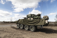 Lính dù Lviv trình làng xe bọc thép chở quân Stryker
