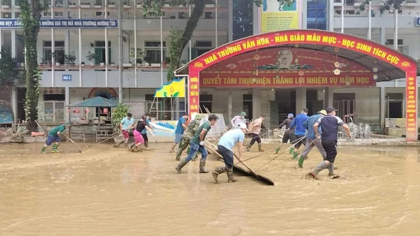 Hoạt động dọn dẹp bùn đất tại các trường bị ngập lụt. (Ảnh: ĐVCC)