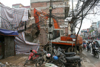 Như mỹ nữ, đường Trường Chinh uốn lượn đường cong! ảnh 2 Tháng 9/2013, đường Trường Chinh mở rộng được khởi công, điểm đầu từ phố Vương Thừa Vũ, nối tiếp với đầu đường Trường Chinh giáp với Ngã Tư Sở. Sau 5 tháng thi công, đã khánh thành một đoạn khoảng 100m, từ đầu ngã tư Trường Chinh - Tôn Thất Tùng nối vớiđoạn qua đất thuộc Quân Chủng Phòng không Không quân.