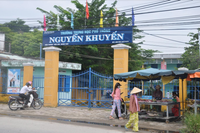 Ngang nhiên chiếm cổng trường làm chợ, bãi đỗ xe ảnh 1 Ngang nhiên chiếm cổng trường làm chợ, bãi đỗ xe ảnh 1