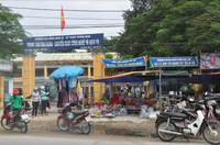 Ngang nhiên chiếm cổng trường làm chợ, bãi đỗ xe ảnh 2 Ngang nhiên chiếm cổng trường làm chợ, bãi đỗ xe ảnh 2