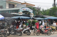 Ngang nhiên chiếm cổng trường làm chợ, bãi đỗ xe ảnh 3 Ngang nhiên chiếm cổng trường làm chợ, bãi đỗ xe ảnh 3
