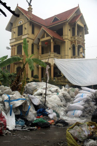 "Làng tỷ phú" khổ trong rác ảnh 3