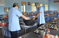 Xúc động hình ảnh các chú bộ đội ngủ rừng, nhường giường cho thí sinh ảnh 6