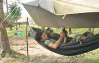 Xúc động hình ảnh các chú bộ đội ngủ rừng, nhường giường cho thí sinh ảnh 8