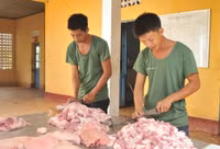 Xúc động hình ảnh các chú bộ đội ngủ rừng, nhường giường cho thí sinh ảnh 1