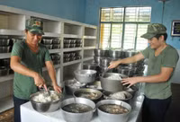 Xúc động hình ảnh các chú bộ đội ngủ rừng, nhường giường cho thí sinh ảnh 5