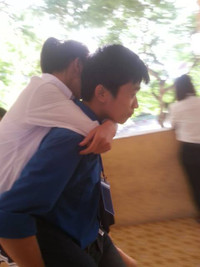 Vào phòng thi trên đôi chân sinh viên tình nguyện ảnh 7