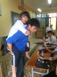 Vào phòng thi trên đôi chân sinh viên tình nguyện ảnh 4