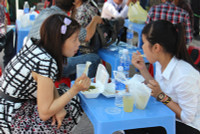 Những suất cơm trưa ấm lòng sĩ tử ảnh 10 Những suất cơm trưa ấm lòng sĩ tử ảnh 10