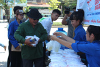 Những suất cơm trưa ấm lòng sĩ tử ảnh 8 Những suất cơm trưa ấm lòng sĩ tử ảnh 8