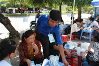 Những suất cơm trưa ấm lòng sĩ tử ảnh 7 Những suất cơm trưa ấm lòng sĩ tử ảnh 7