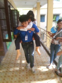 Vào phòng thi trên đôi chân sinh viên tình nguyện ảnh 5