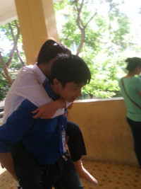 Vào phòng thi trên đôi chân sinh viên tình nguyện ảnh 6