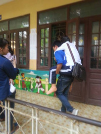 Vào phòng thi trên đôi chân sinh viên tình nguyện ảnh 1