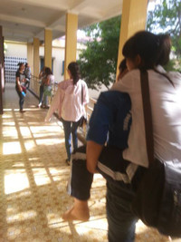 Vào phòng thi trên đôi chân sinh viên tình nguyện ảnh 3