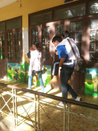 Vào phòng thi trên đôi chân sinh viên tình nguyện ảnh 2