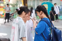 Niềm vui của thí sinh Hà Nội sau bài thi môn Ngoại ngữ