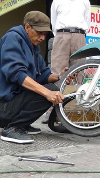 Người đàn ông bơm vá xe miễn phí cho HSSV và người tàn tật ảnh 8