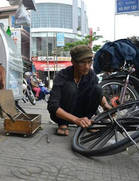 Người đàn ông bơm vá xe miễn phí cho HSSV và người tàn tật ảnh 2