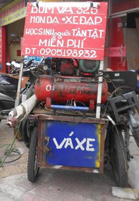 Người đàn ông bơm vá xe miễn phí cho HSSV và người tàn tật ảnh 6