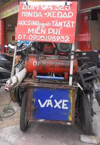 Người đàn ông bơm vá xe miễn phí cho HSSV và người tàn tật ảnh 6