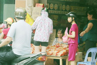 Chen nhau mua bánh trung thu “Đại hạ giá“ ảnh 3