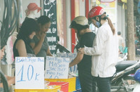 Chen nhau mua bánh trung thu “Đại hạ giá“ ảnh 1