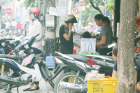 Chen nhau mua bánh trung thu “Đại hạ giá“ ảnh 2