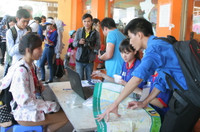 Đội nắng nóng gay gắt tiếp sức mùa thi ảnh 7 Đội nắng nóng gay gắt tiếp sức mùa thi ảnh 7