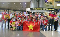 Vui mừng đón đoàn học sinh Việt Nam dự IMSO thắng lợi trở về ảnh 1 Vui mừng đón đoàn học sinh Việt Nam dự IMSO thắng lợi trở về ảnh 1