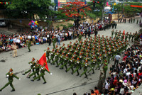 Các đoàn diễu hành từ đường phố tiến vào sân vận động.&nbsp;