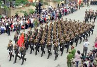 Các đoàn diễu hành từ đường phố tiến vào sân vận động.&nbsp;