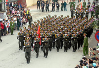 Các đoàn diễu hành từ đường phố tiến vào sân vận động.&nbsp;