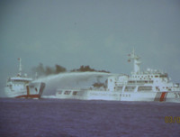 Xem tàu hải cảnh Trung Quốc điên cuồng đâm tàu Việt Nam ảnh 3