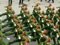 Các đoàn diễu hành từ đường phố tiến vào sân vận động.&nbsp;