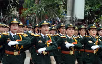 Các đoàn diễu hành từ đường phố tiến vào sân vận động.&nbsp;