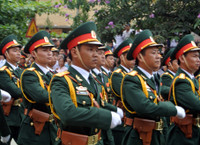 Các đoàn diễu hành từ đường phố tiến vào sân vận động.