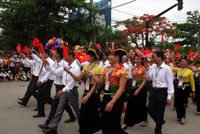 Các đoàn diễu hành từ đường phố tiến vào sân vận động.&nbsp;