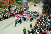 Các đoàn diễu hành từ đường phố tiến vào sân vận động.&nbsp;