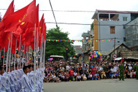 Các đoàn diễu hành từ đường phố tiến vào sân vận động.