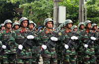 Các đoàn diễu hành từ đường phố tiến vào sân vận động.&nbsp;