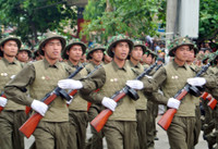 Các đoàn diễu hành từ đường phố tiến vào sân vận động.