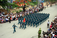 Các đoàn diễu hành từ đường phố tiến vào sân vận động.&nbsp;