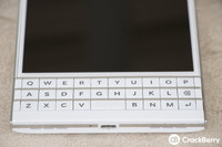 BlackBerry Passport màu trắng và đỏ đẹp lung linh trong bộ ảnh chất lượng cao