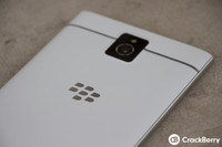 BlackBerry Passport màu trắng và đỏ đẹp lung linh trong bộ ảnh chất lượng cao