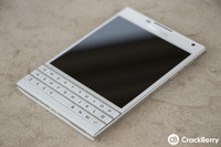 BlackBerry Passport màu trắng và đỏ đẹp lung linh trong bộ ảnh chất lượng cao