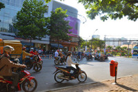 Những bóng râm ở các ngã tư trở thành điểm trốn nắng lý tưởng cho người dân mỗi khi dừng đèn đỏ