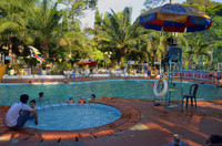 Vào bể bơi giải nhiệt cũng là cách được nhiều người lựa chọn