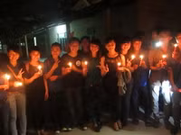 Sinh viên Huế hưởng ứng giờ trái đất ảnh 5